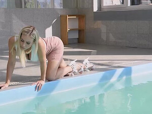 Чистильщик бассейна трахает в анал блондинку