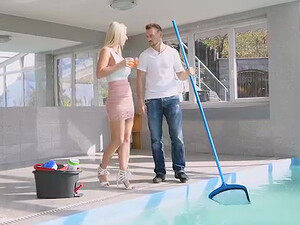 Чистильщик бассейна трахает в анал блондинку