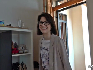 Очкастая девушка принимает большой член в жопу