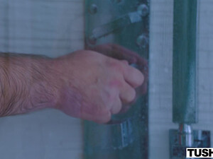 Жесткий анал со стройной малышкой