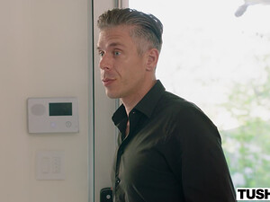 Татуированная девка ебется в очко