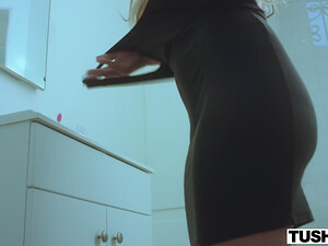 Сосет половой член перед анальным порно