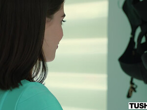 Упругая попа девки принимает хуй