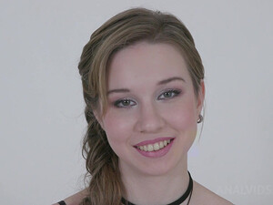 Белая девушка сосет у негра большой черный член перед сексом в попу