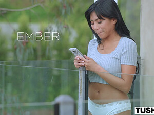 Малолетка первый раз ебется в зад