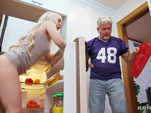 Чернокожая мачеха учит падчерицу и пасынка анальному сексу