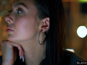 Куколка легла под негра и щедро дала затрахать в анус