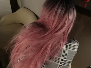 Няшка ласкает член и покорно дает в задницу бойфренду