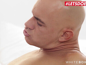 Очень страстный анальный секс со Zlata Shine и ее лысым парнишкой со связыванием