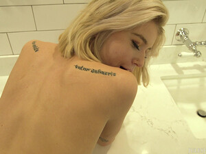 Ненасытный янки рвет очко девушке по вызову и кончает в жопу