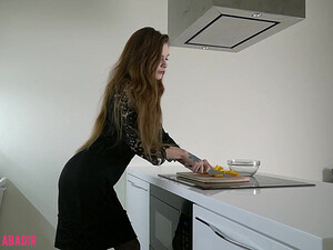 Ну как здесь можно готовить ужин, если парень ебет в попку даже на кухне