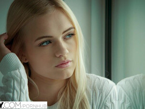 Молодая модель рекламного агентства трахается в анал с охранником