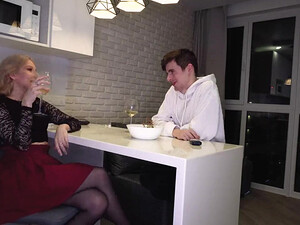 Зрелая мамочка дала трахнуть себя в жопу молодому другу сына